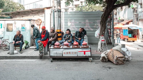 Närbild Grupp Människor Samlades Runt Ett Bås Sälja Sprit — Stockfoto