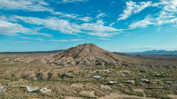 Audaz Pico Montanha Sob Céu Azul Dia Ensolarado — Fotografia de Stock