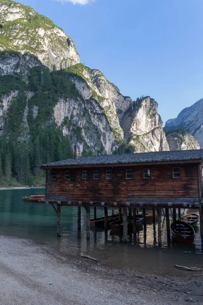 Uma Cabana Palafitas Sobre Lago Braies Sul Tirol Itália — Fotografia de Stock