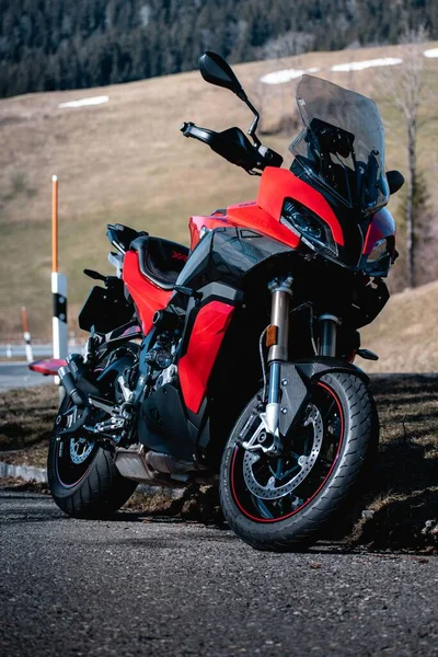 Tiro Vertical Uma Motocicleta Bmw Vermelho Preto Com Peças Fibra — Fotografia de Stock