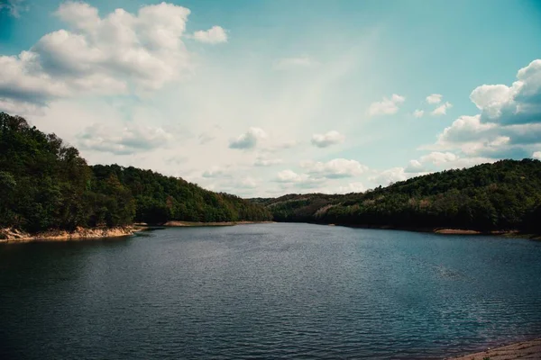 曇天下の青い湖の自然景観 — ストック写真