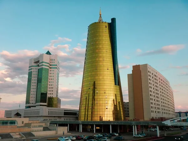 カザフスタンのヌールスルタンにある黄金の塔と政府の家 — ストック写真