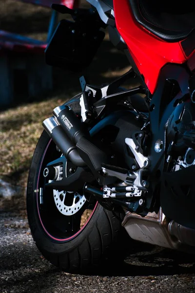 Tiro Vertical Preto Vermelho Bmw Motocicleta Exaustão Roda — Fotografia de Stock