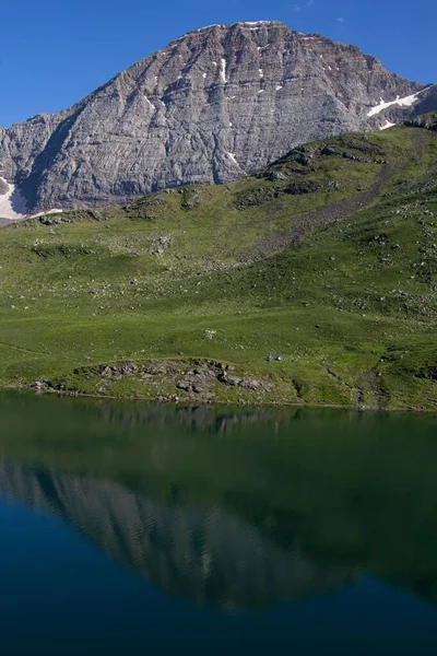 Pionowe Ujęcie Przełęczy Col Des Tentes Pireneje Francja — Zdjęcie stockowe