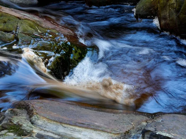 Detailní Záběr Pohybu Vody Přes Skály — Stock fotografie