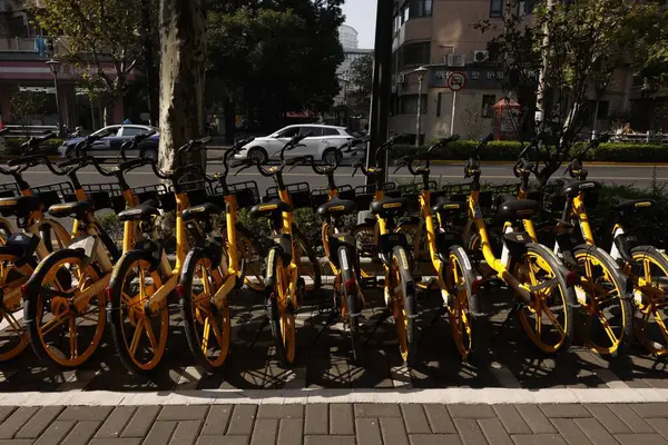 Žlutá Půjčovna Kol Zaparkovaná Městě — Stock fotografie