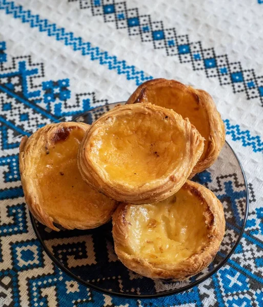 Eine Nahaufnahme Portugiesischer Eierpuddingtorten Auf Einem Teller — Stockfoto