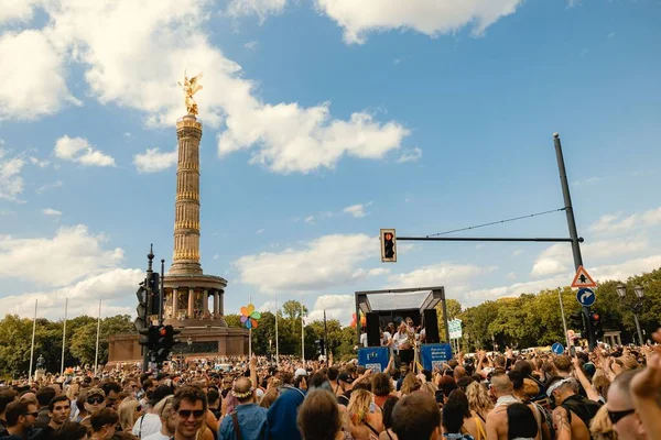 Der Blick Auf Die Menschenmenge Vor Der Siegessäule Einem Sonnigen — Stockfoto