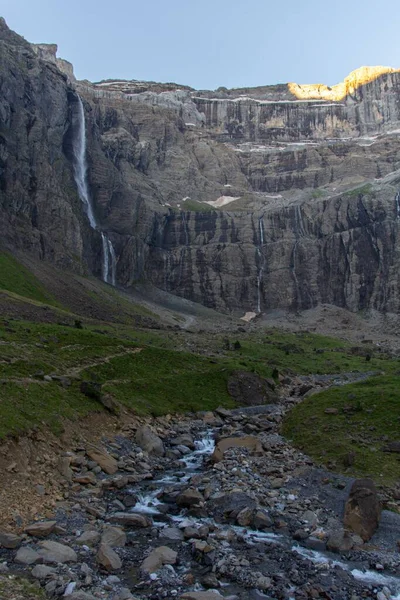 Een Verticaal Schot Van Een Waterval Die Klif Afdaalt Het — Stockfoto