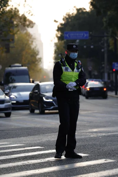 Agente Polizia Che Controlla Traffico Con Sacco Auto Shanghai — Foto Stock