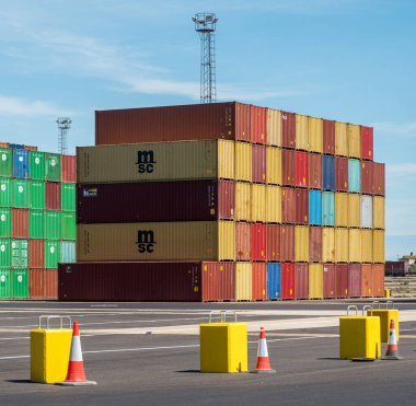 Felixstowe Limanı 'ndaki parlak renkli nakliye konteynerleri.