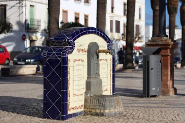 Güzel Olivenza kasabasında gün ışığının altında bir su çeşmesi.