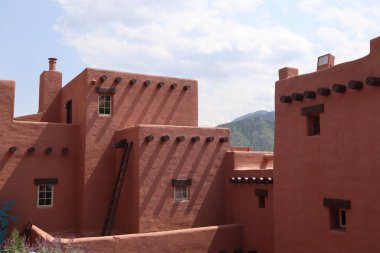 Manitou, Colorado 'daki Cliffside Konutları' nda bir binanın güneybatı tarzı mimarisi.
