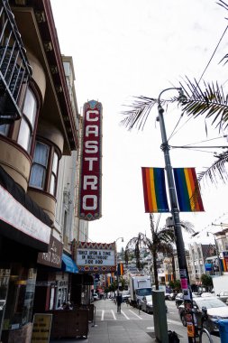 San Francisco 'da Castro Bölgesi' ndeki bir reklam panosunda Casto yazan gökkuşağı bayrağı.