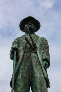 Japonya, Kyoto 'daki eski bir Samuray heykelinin dikey çekimi.