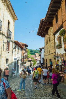 Santillana del Mar 'daki ana cadde turistlerle dolu.