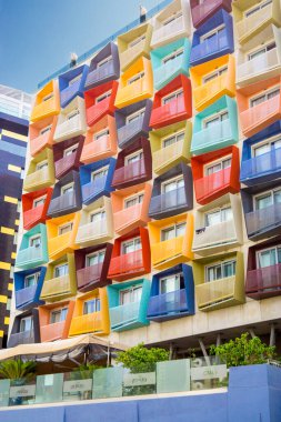 Holiday Inn Express Malta binasının dışı renkli balkonlarla dolu.