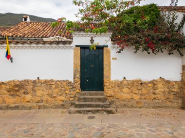 Sömürgeci Villa de Leyva kasabasındaki eski evlerden birinin ön cephesinin ve eski kapısının güzel bir görüntüsü.