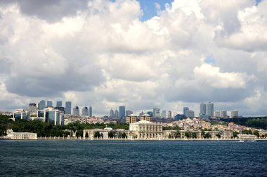 İstanbul, Türkiye 'de deniz manzaralı uzak bir şehir manzarası