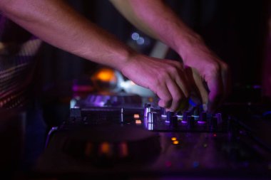 DJ sapı üzerinde çalışan bir DJ 'in yakın plan çekimi.