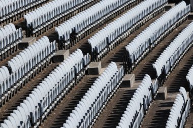 Güneşli bir günde stadyumdaki boş koltukların hava manzarası.