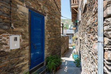 Portekiz 'in Piodao köyünün merkezinde bir evin mavi kapısına ve dar bir sokağa yakın çekim.