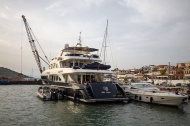 Yunanistan 'ın Hydra adasındaki bir limanda demirlemiş bir tekne görüntüsü