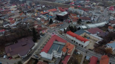Curtea de Arges şehir sokaklarının ve renkli çatıları olan binaların kuş bakışı görüntüsü..