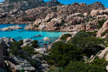 Kayalık kayalıklarla çevrili güzel bir körfez görüntüsü..
