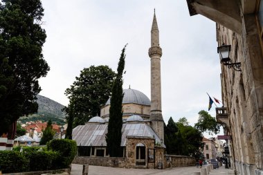 Bosna-Hersek 'in Mostar kentindeki Nesuh-Aga Vucjakoviç Camii manzaralı bir manzara