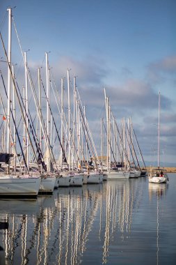Hidra Adası, Athness, Yunanistan 'da yat dolu bir limanın güzel bir görüntüsü.