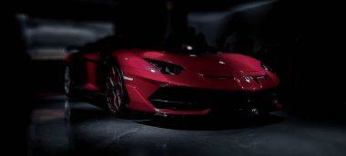 Kırmızı bir Lamborghini Aventador SVJ
