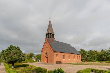 Gündüz vakti gri bulutlu gökyüzünün altındaki Danimarka 'daki Hulsig Kilisesi