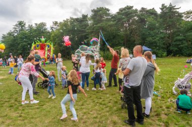 Sabun köpüğü festivalinde bir çadır ve sıçrama şatosu.