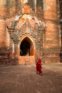 Tapınaktan gelen geleneksel kırmızı Burmalı bir çocuk.