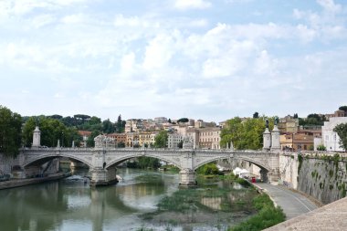 Roma ve Vatikan 'ı birbirine bağlayan Tiber Nehri üzerindeki Ponte Vittorio Emanuele köprüsü.