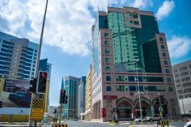 Manama, Bahreyn 'deki şehir merkezindeki binaların ve sokakların alçak açılı bir görüntüsü.