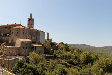 Hırvatistan 'ın Plomin Köyü' ndeki dağların güzel manzarası