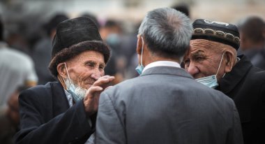 Çin 'de bulanık bir geçmişi olan tıbbi maskeli bir grup insan.