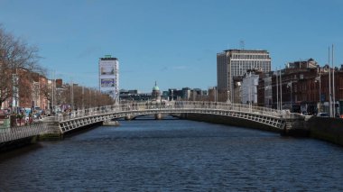 Dublin 'de güneşli bir günde Liffey nehrinden güzel bir manzara.