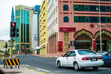 Bahreyn 'in Manama kentinin sokak manzarası, simgeleri ve toplu taşıma sistemi (otobüsler ve vergiler).