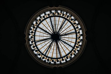 Salt Lake City 'deki bir dini binanın cam kubbesinin alçak açılı görüntüsü.