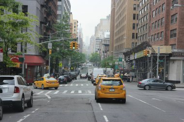New York, ABD 'deki gökdelenlere karşı trafiğin bir görüntüsü.