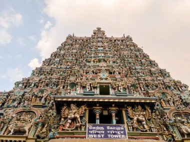 Meenakashi Amman 'ın antik Hindu tapınağı kompleksinin Gopuram Kulesi Madurai şehrinde..