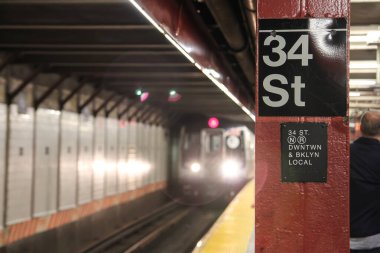 New York metrosunda tren istasyonuna yaklaşan bir kolonun görüntüsü.