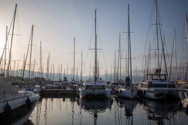 Yunanistan 'ın Hydra adasındaki bir limanda demirlemiş bir tekne görüntüsü