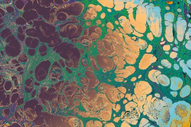 Yeşil arka planda parlak sarı şekilli, soyut bir mermer sanat eseri.