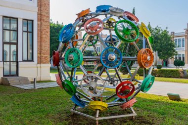 Araba lastiklerinden yapılan soyut bir heykel.