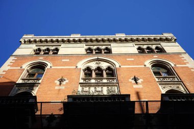 Mavi gökyüzü arka planında Avrupa tarzı bir binanın düşük açılı görüntüsü