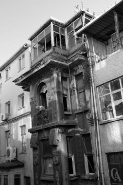 Bir konut binasının ön cephesinin dikey görüntüsü.